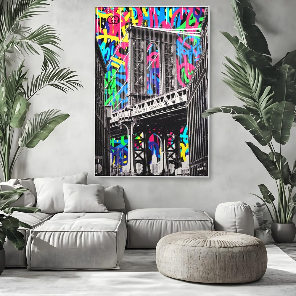 Tablou canvas cu tablou canvas cu pod si graffiti, in rama de aluminiu argintiu, pe perete intr-un living